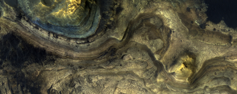 加工彩色圖像中，左上角的藍色調表明岩石在風化過程中，鐵質因爲風化而流失。這是存在還原環境的直接地質證據。
 
